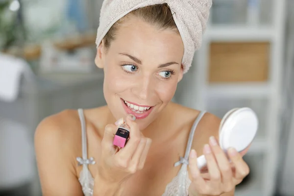 Attrayant Femme Faire Lèvres Maquillage — Photo