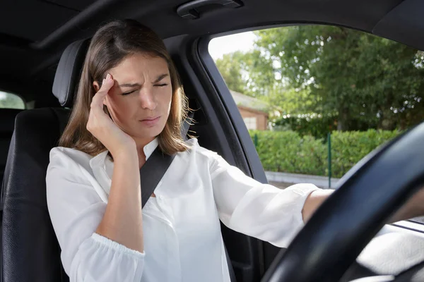 Arabada Baş Ağrısı Olan Genç Bir Kadın Sürücü — Stok fotoğraf