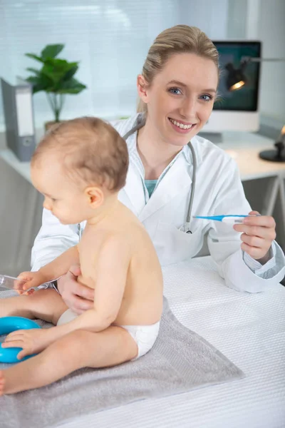 Schattig Baby Gelukkig Arts Tijdens Overleg — Stockfoto