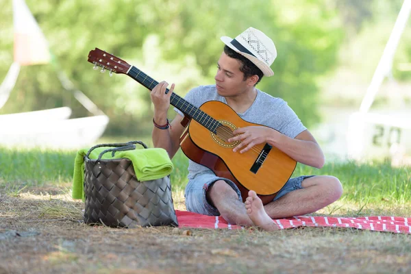 Adam Parkta Gitar Çalıyor — Stok fotoğraf