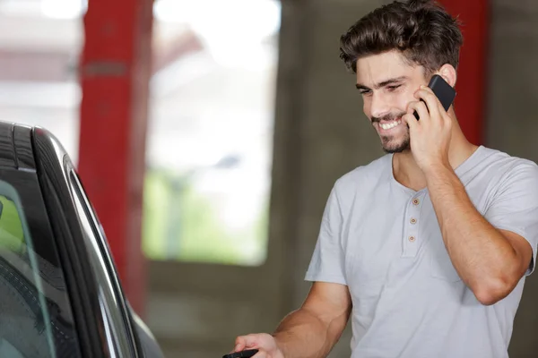 Ευτυχισμένος Άνθρωπος Στο Τηλέφωνο Ανοίγοντας Την Πόρτα Του Αυτοκινήτου — Φωτογραφία Αρχείου