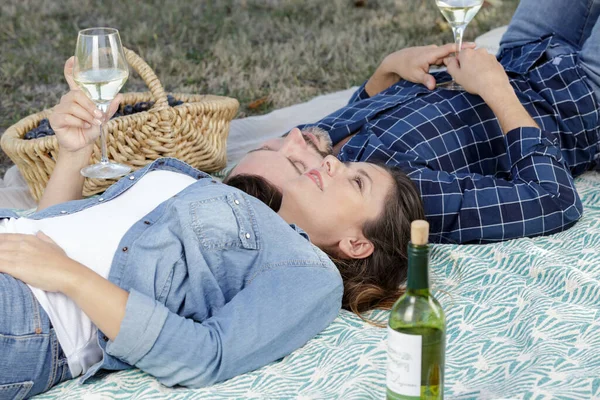 Paar Legt Sich Auf Decke Und Genießt Gemeinsamen Picknicktag — Stockfoto