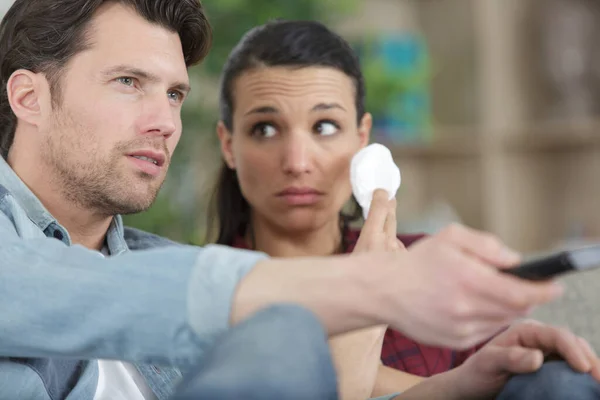 Jeune Couple Regardant Télévision Soir Maison — Photo