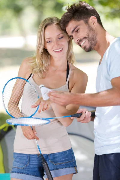 Casal Feliz Jogando Badminton Parque — Fotografia de Stock