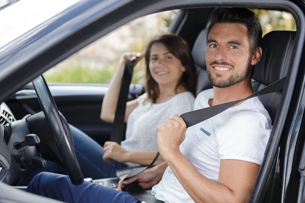 Heureux Couple Intérieur Voiture Dans Embouteillage — Photo