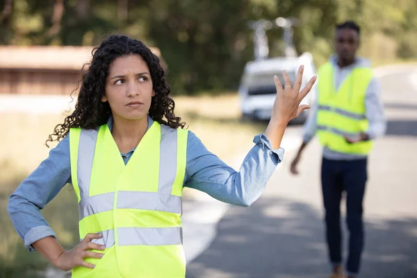Araba Arızası Yüzünden Yol Kenarında Kızgın Genç Bir Kadın Var — Stok fotoğraf