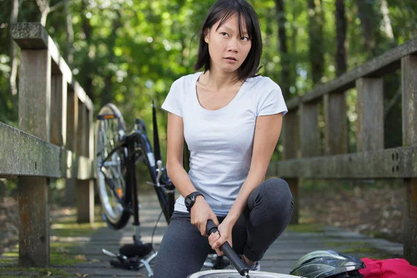 Mulher Bombeando Pneu Bicicleta — Fotografia de Stock