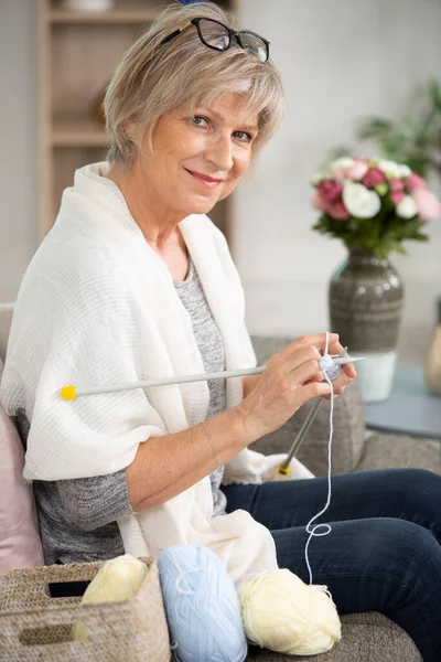 Vrolijke Bejaarde Vrouw Met Breinaalden — Stockfoto