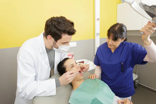 Dentista Examinando Los Niños Pequeños Dientes Clínica —  Fotos de Stock