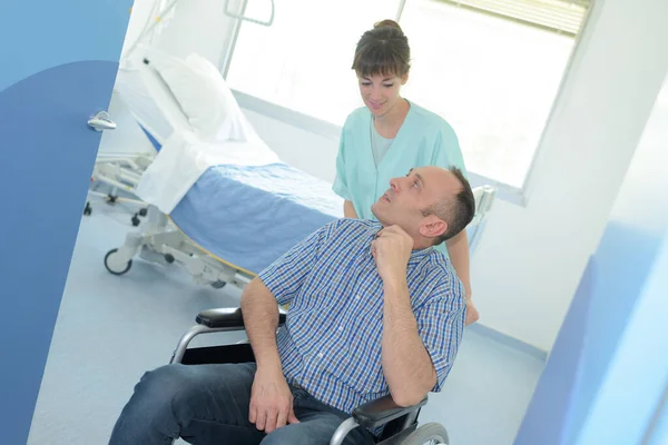 Infermiera Che Spinge Paziente Disabile Ospedale — Foto Stock