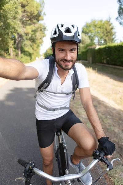 Snelle Selfie Jongeman Een Fiets Buiten — Stockfoto