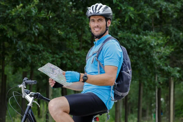 Ciclista Uomo Controllando Mappa Guardandosi Intorno — Foto Stock