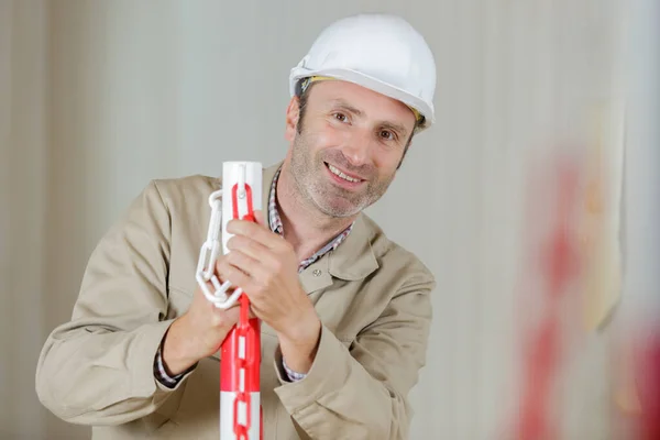 男性建筑工人设置安全屏障 — 图库照片