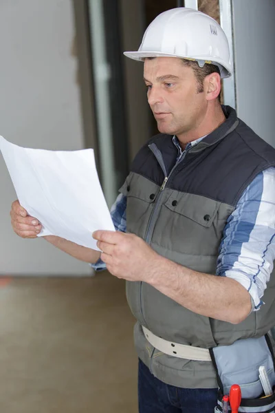 Bauleiter Steht Auf Baustelle — Stockfoto