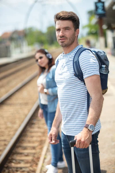 Dos Estudiantes Esperando Transporte Estación Tren —  Fotos de Stock