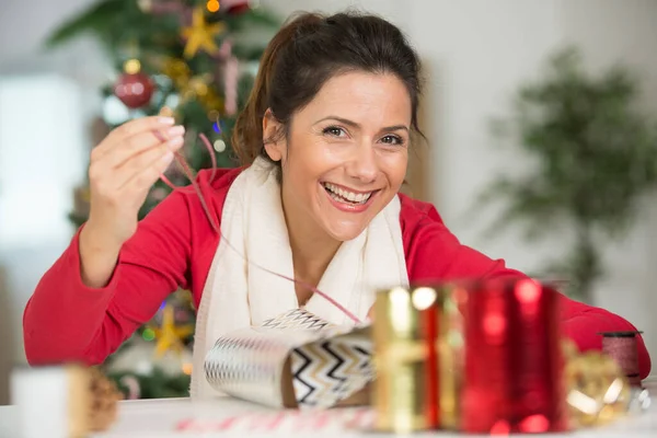 Lycklig Kvinna Röd Inslagning Julklapp — Stockfoto