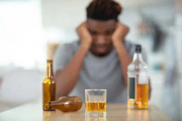 Alkol Bağımlısı Bir Adam Ele Tutuşur — Stok fotoğraf