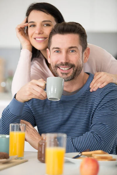 Paar Mittleren Alters Frühstückt Und Hat Spaß — Stockfoto