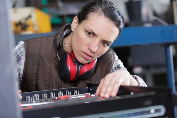 Femme Dans Usine Électronique Assemblage Une Machine — Photo