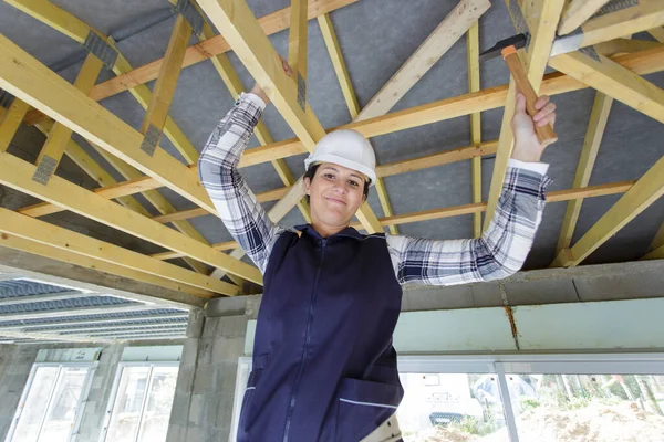 Jeune Femme Travaillant Sur Plafond — Photo