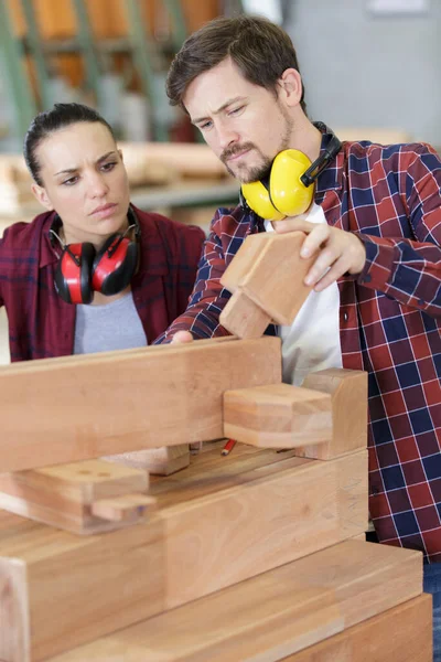 Man Förklarar Kvinna Träbearbetning Tips Trä Verkstad — Stockfoto
