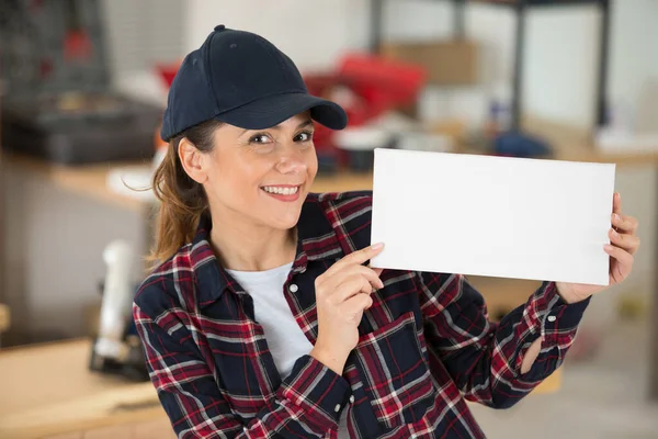 Feliz Ingeniero Mujer Sosteniendo Vacío Tarjeta Papel —  Fotos de Stock