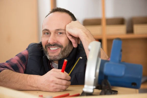 Felice Fiducioso Falegname Barbuto Mezza Età Posa Sorridente — Foto Stock