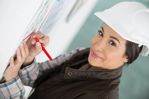 Attraente Donna Costruttore Sorridente Alla Macchina Fotografica — Foto Stock