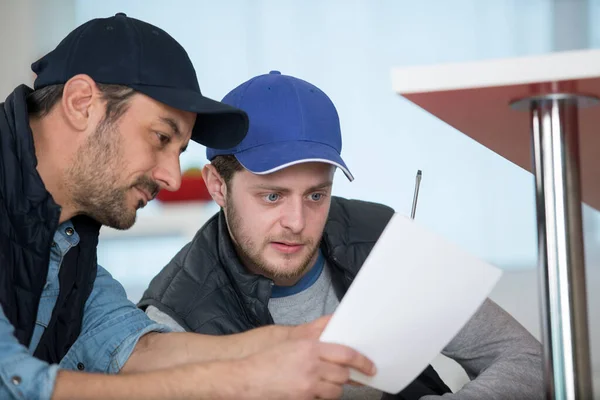 Mannelijke Werknemers Controleren Wat Papierwerk — Stockfoto