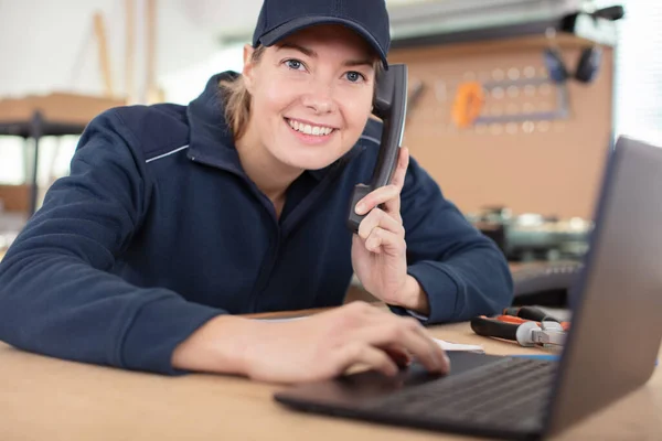 Mulher Oficina Usando Laptop Falando Telefone Fixo — Fotografia de Stock