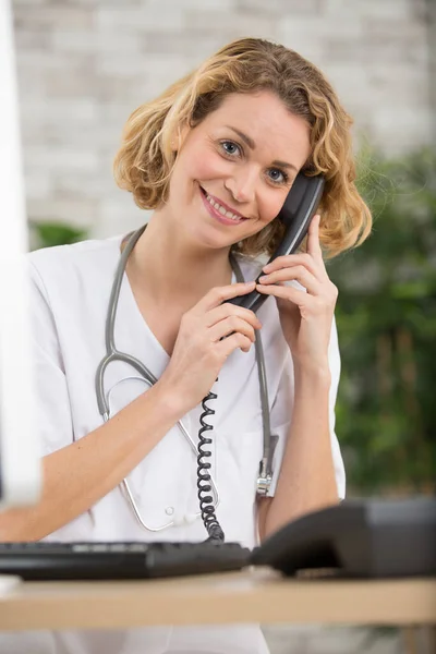Γυναίκα Γιατρός Χαμόγελο Και Χρήση Τηλεφώνου — Φωτογραφία Αρχείου
