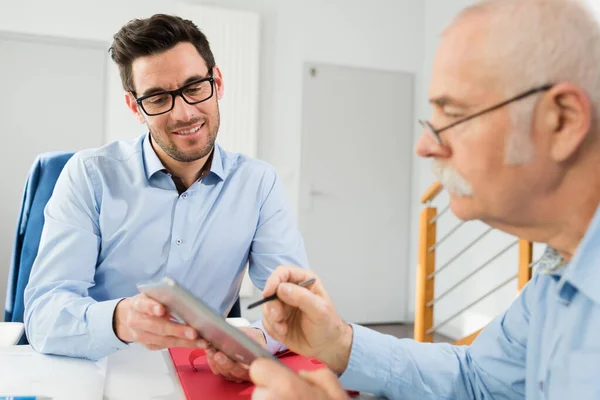 Twee Mannen Het Bedrijfsleven Vergadering Zoek Naar Tablet — Stockfoto