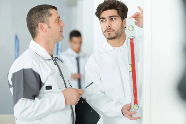 Renovation Apprentice Holding Vertical Spirit Level — ストック写真