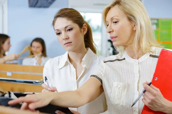 Profesor Con Estudiante Escuela — Foto de Stock