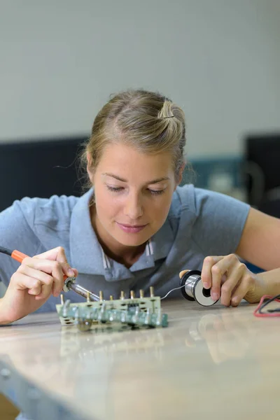 Feminino Estudante Engenharia Elétrica Circuito Solda — Fotografia de Stock