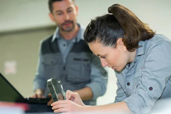 Porträt Einer Frau Beim Befestigen Eines Panels — Stockfoto