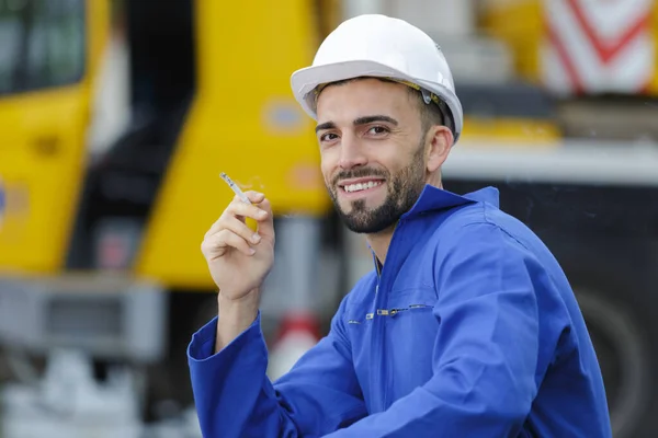 Bauarbeiter Raucht Zigarette Auf Baustelle — Stockfoto