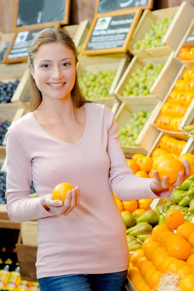 一个女人拿着橙子 — 图库照片