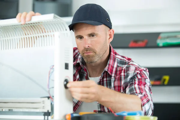 Manlig Tekniker Som Installerar Kylare — Stockfoto