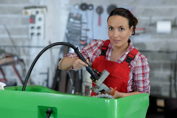 Vrouw Die Werkt Een Fabriek — Stockfoto