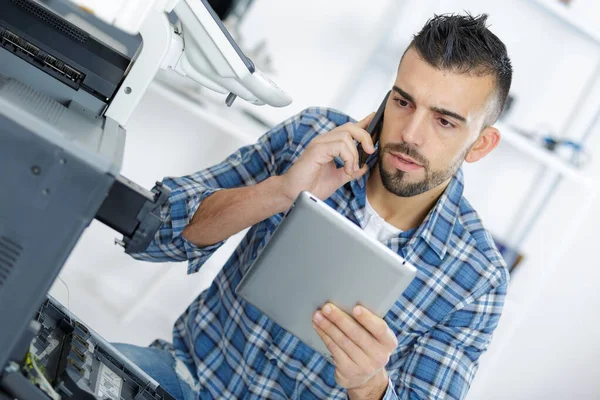 Techniker Mit Handy Und Laptop Tablet — Stockfoto