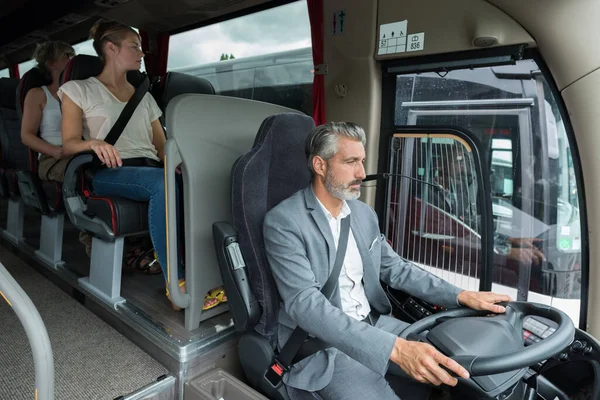 Photo Chauffeur Bus Masculin Avec Passagers — Photo