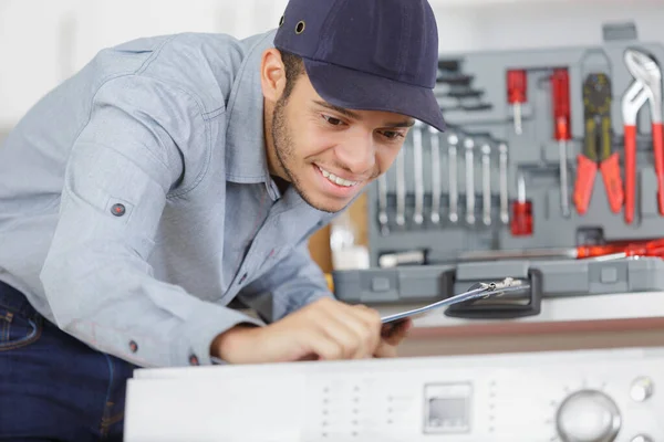 Loodgieter Wasmachine Installeren Binnenlandse Badkamer — Stockfoto