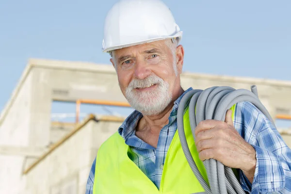 Trabajador Masculino Senior Con Taladro Eléctrico Que Trabaja Oficina — Foto de Stock