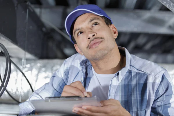 Ein Techniker Arbeitet Der Decke — Stockfoto