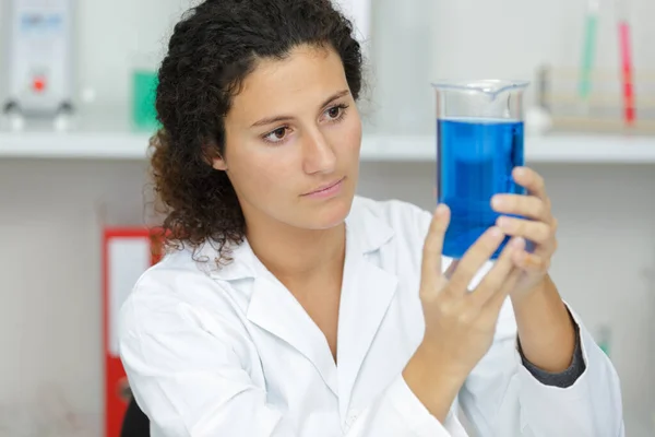 Vrouwelijke Tech Werkt Chemische Lab — Stockfoto