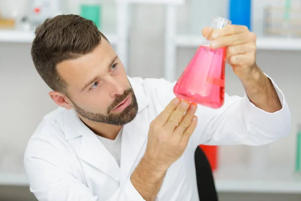 Retrato Primer Plano Investigador Masculino Sosteniendo Matraz Prueba —  Fotos de Stock