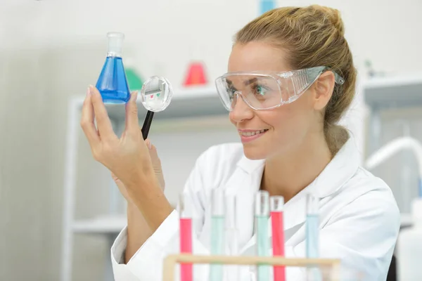 Femmina Scienziato Carichi Campioni Tubi Plastica — Foto Stock