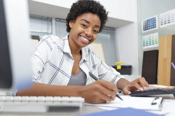 Jeune Femme Affaires Assise Seule Son Bureau — Photo