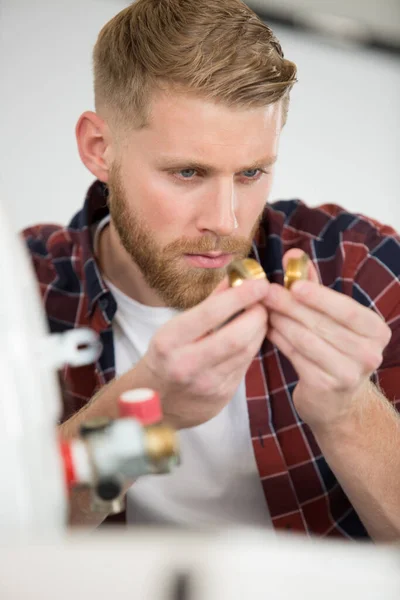 Arbeiter Richtete Gaszentralheizkessel Hause Ein — Stockfoto